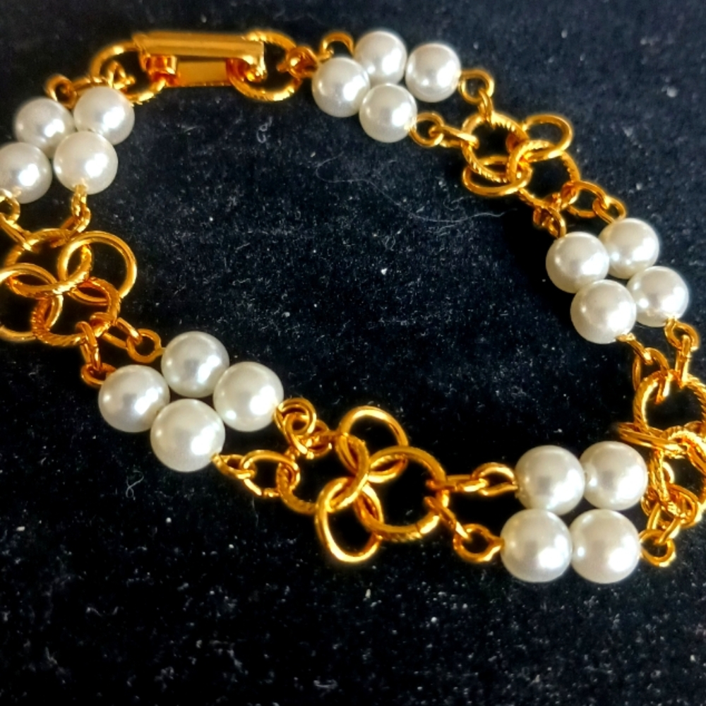 Faux pearl Gold tone bracelet with pearls.